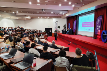 Plusieurs personnes sont assises dans une salle de la CCI Limoges et participent à la conférence "comment les algorithmes nous gouvernent ?"